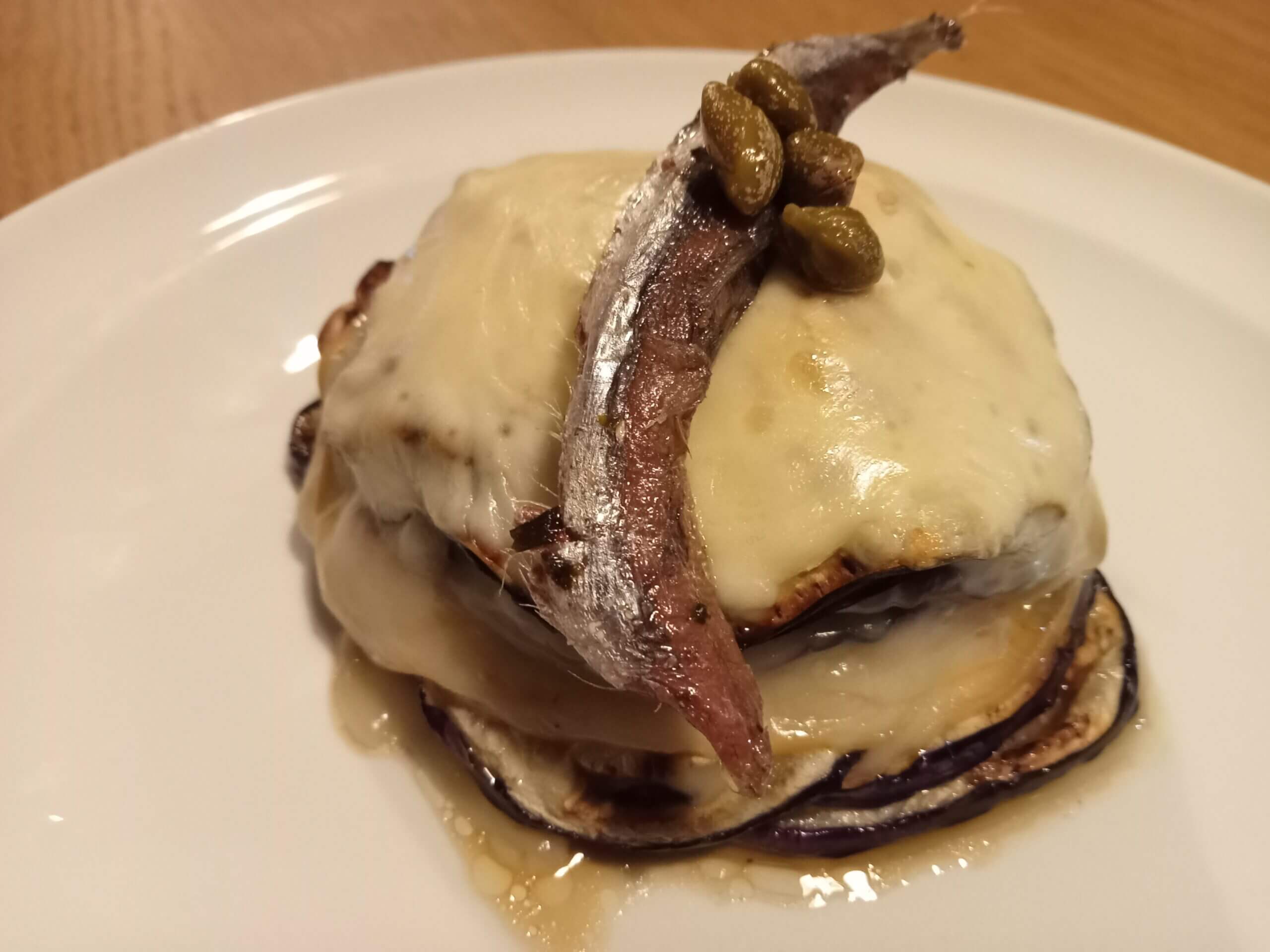 Melanzane grigliate con scamorza e acciughe