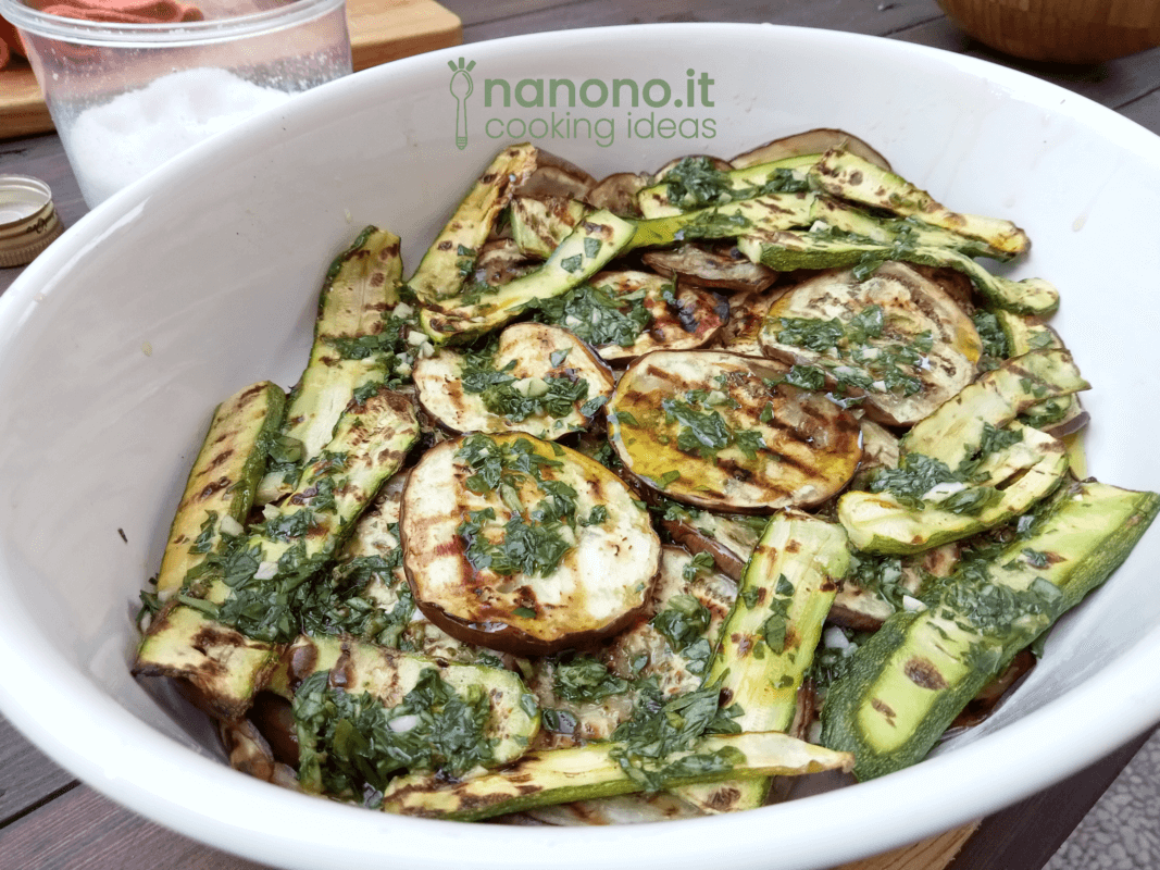 Zucchine grigliate marinate all’aglio